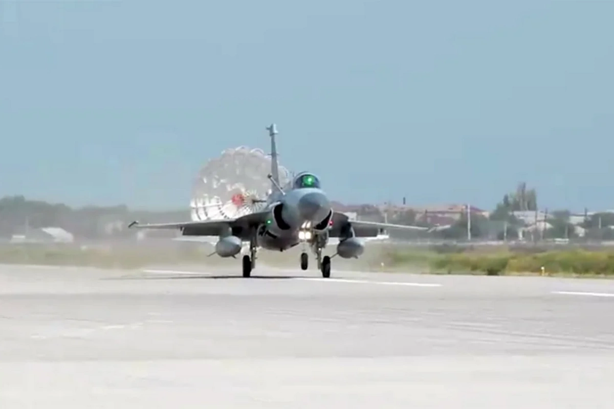 Azərbaycan və BƏƏ hərbi pilotları birgə təlimdə döyüş tapşırıqlarını dəqiqliklə yerinə yetiriblər - VİDEO