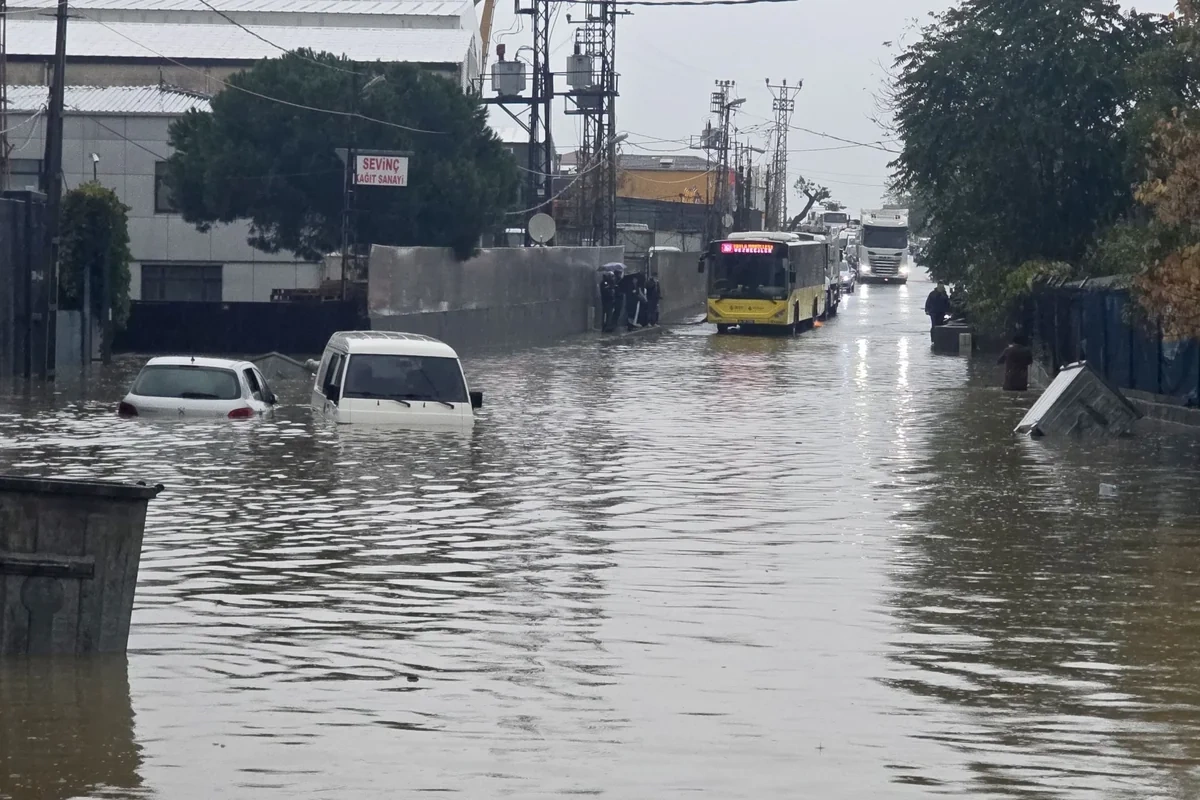 İstanbulda leysandan sonra yaranan seldə ölənlərin sayı 4-ə çatıb