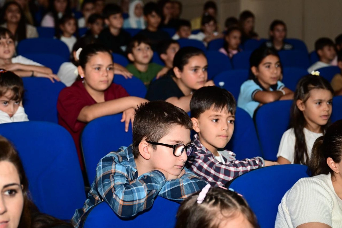 Füzuli teatrı Şəhər Günündə "Tıq-tıq xanım" tamaşası ilə uşaqları sevindirib- FOTOLAR