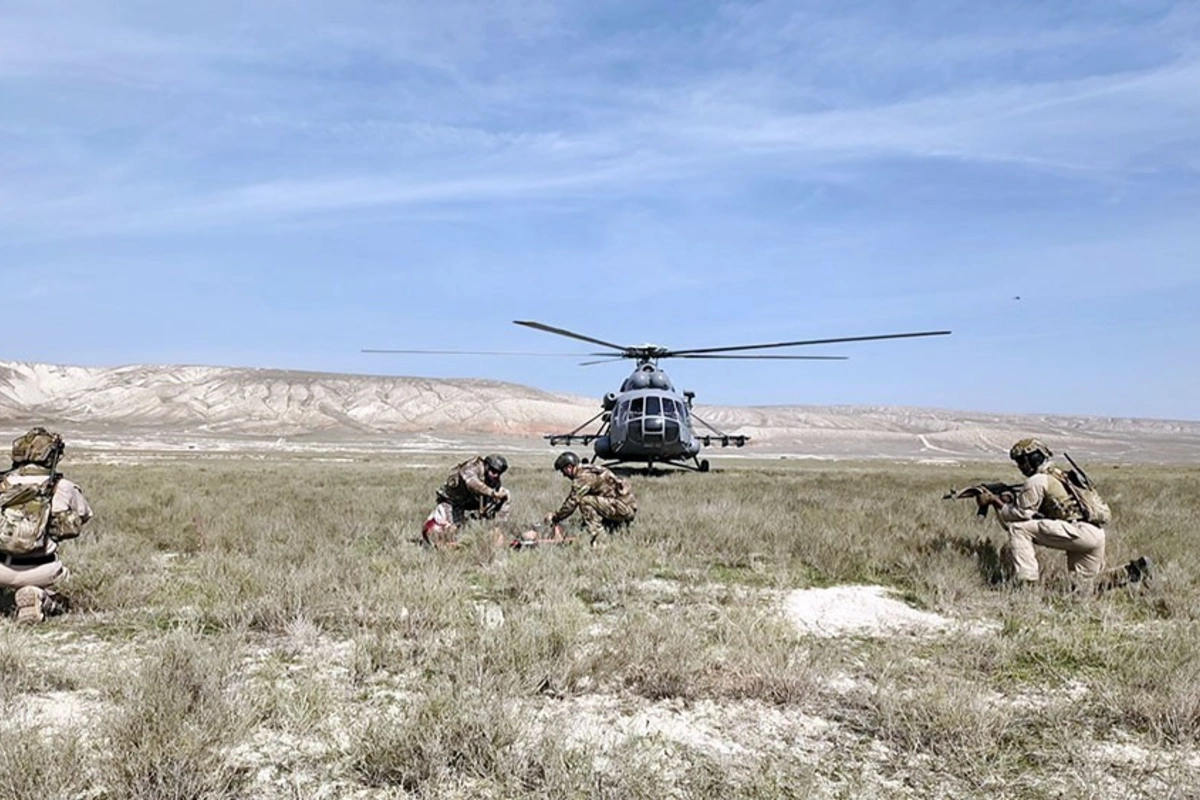 Hərbi təlimdə şərti qəzaya uğrayan pilot xilas edildi — FOTOLAR