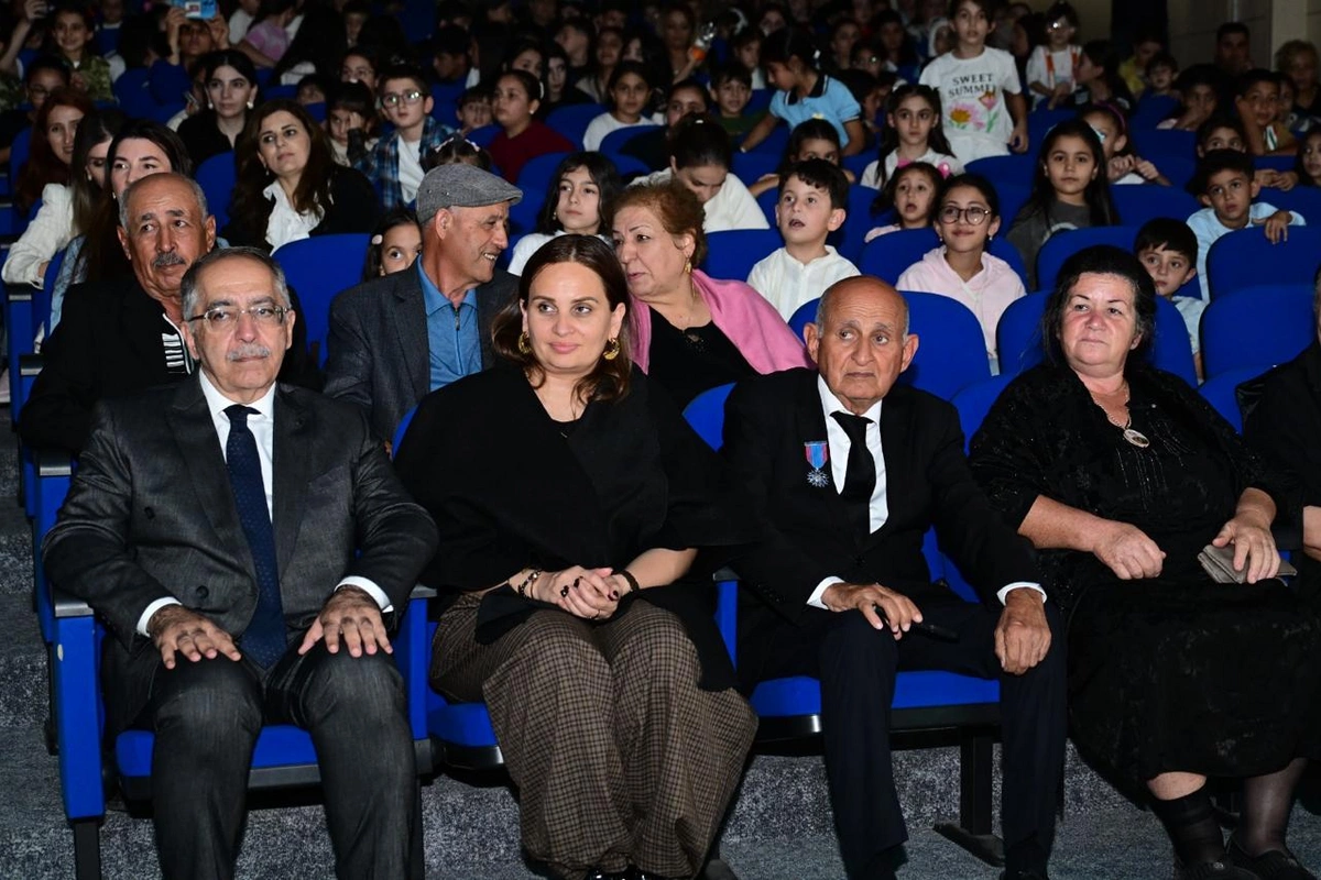 Füzuli teatrı Şəhər Günündə "Tıq-tıq xanım" tamaşası ilə uşaqları sevindirib- FOTOLAR