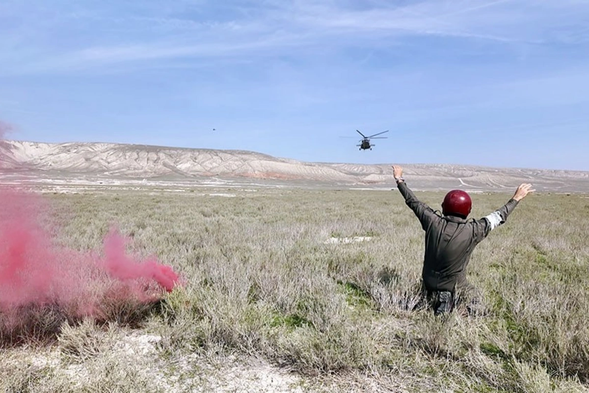 Hərbi təlimdə şərti qəzaya uğrayan pilot xilas edildi — FOTOLAR