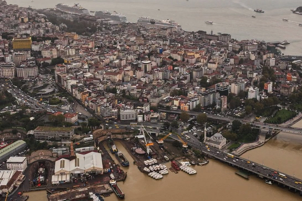 İstanbul boğazı qəhvəyi rəngə boyandı – FOTOLAR