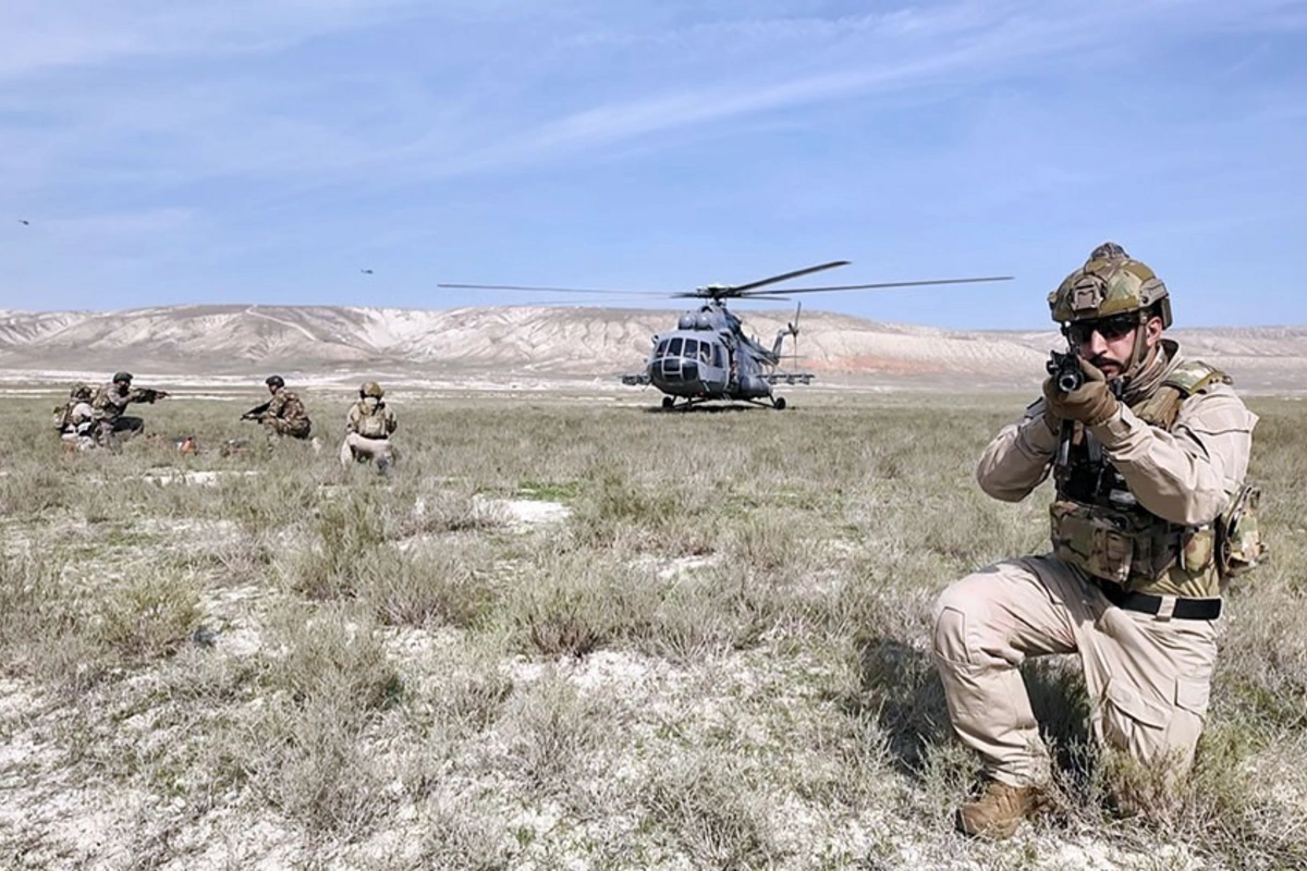 Hərbi təlimdə şərti qəzaya uğrayan pilot xilas edildi — FOTOLAR
