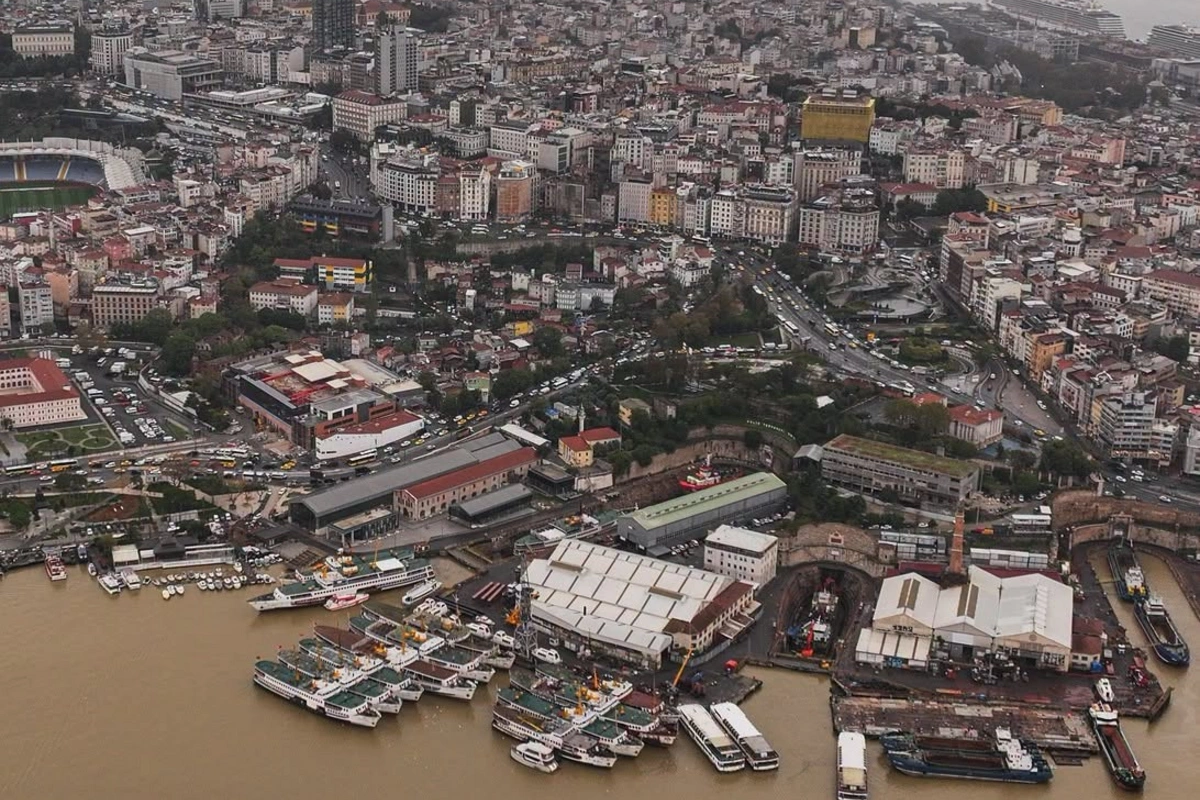 İstanbul boğazı qəhvəyi rəngə boyandı – FOTOLAR