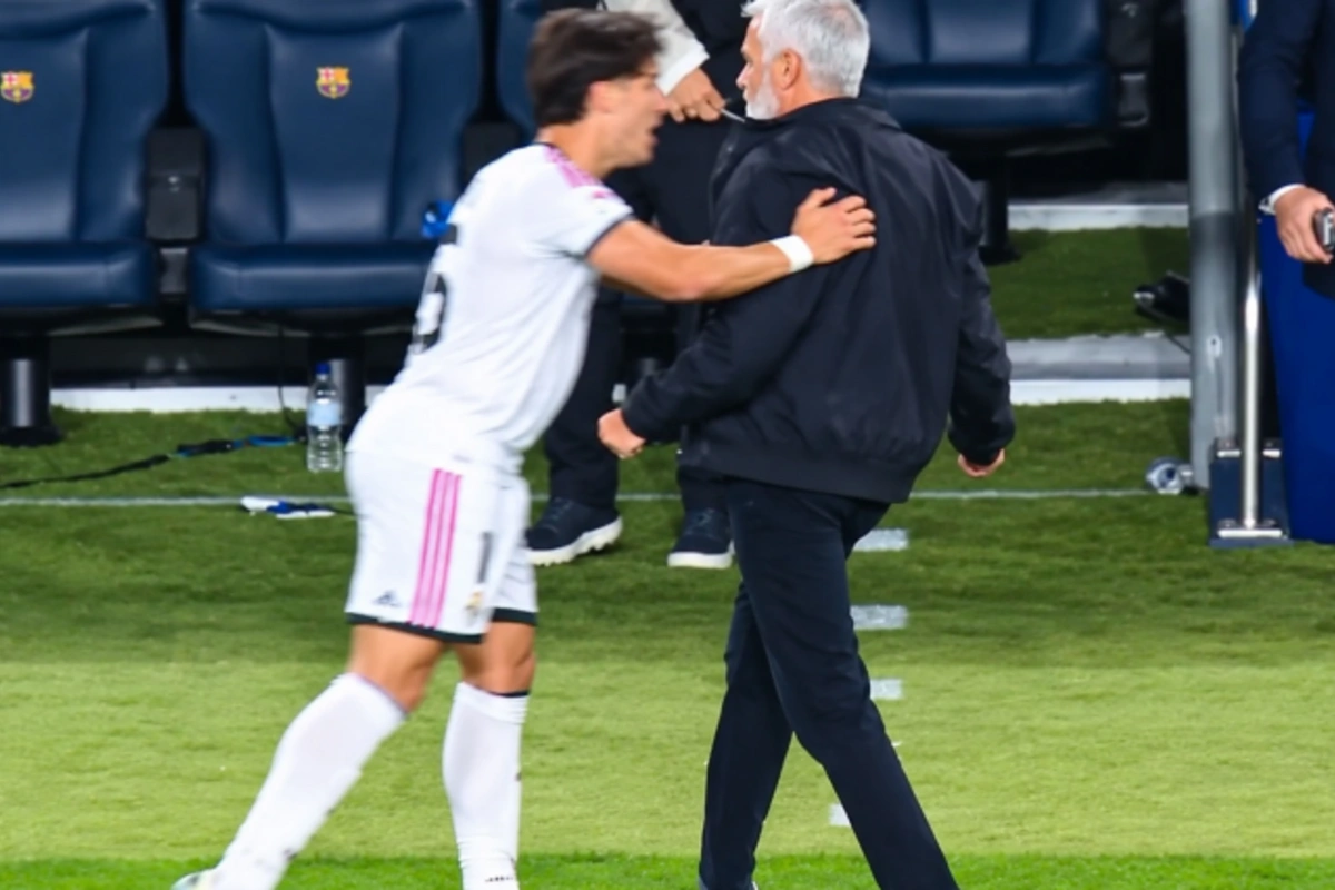 Arda Gülər Mourinyoya müdaxilə etdi - Məşqçi az qala yerə yıxılırdı (FOTOLAR)