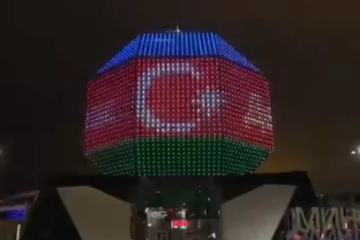 Belarus Milli Kitabxanasının binası Azərbaycan bayrağının rəngləri ilə işıqlandırılıb - VİDEO