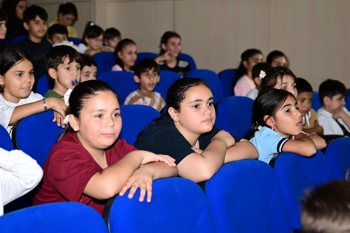 Füzuli teatrı Şəhər Günündə "Tıq-tıq xanım" tamaşası ilə uşaqları sevindirib- FOTOLAR