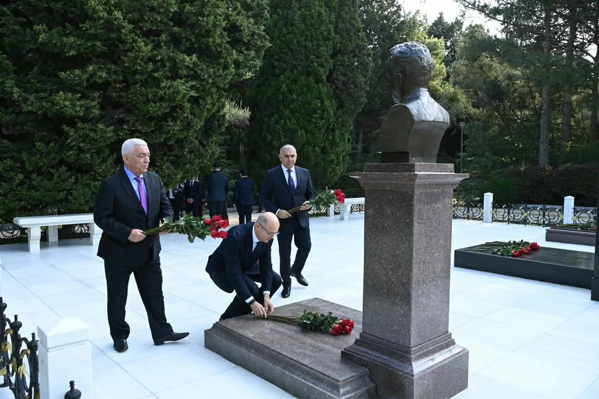 Energetiklər Fəxri xiyabanı və Şəhidlər xiyabanını ziyarət ediblər - FOTOLAR