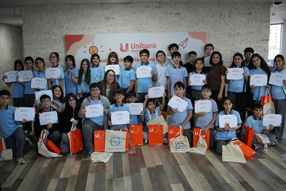 Unibank məktəblilər üçün maliyyə savadlılığı təlimi keçirib