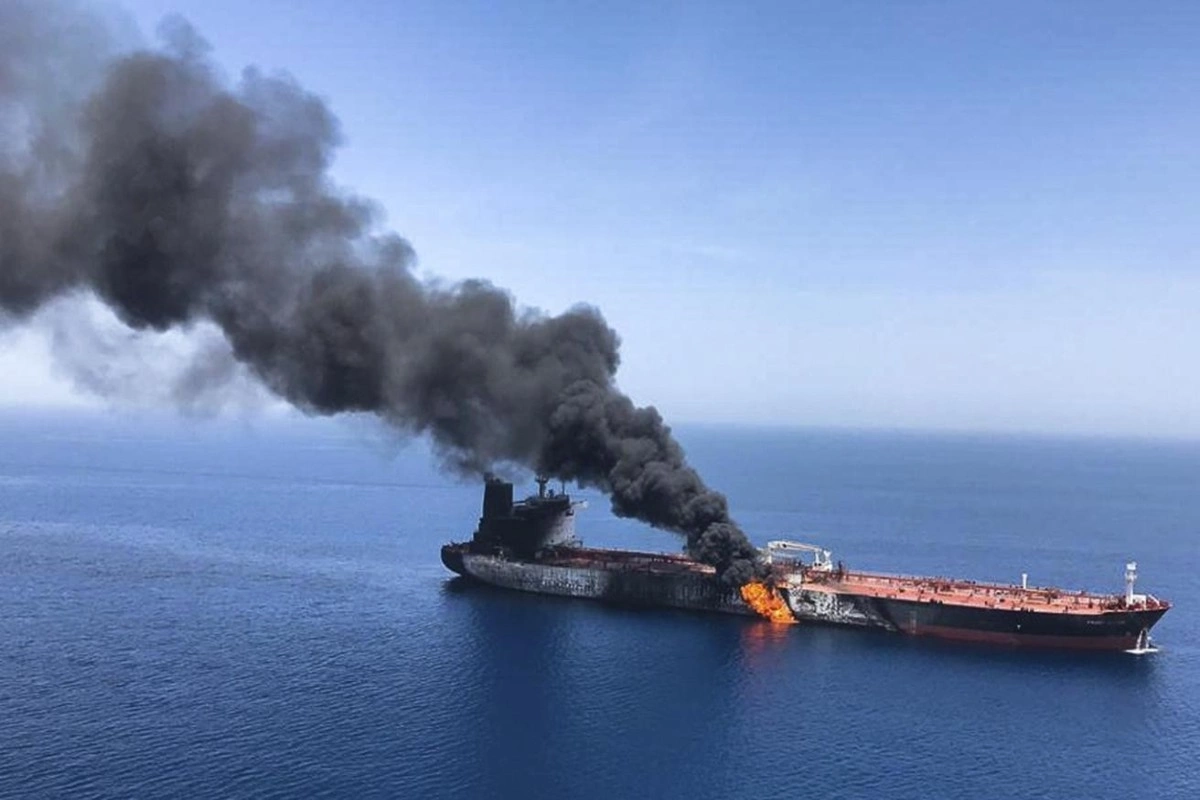 Hörmüz boğazında minaya toxunan supertanker partlayıb