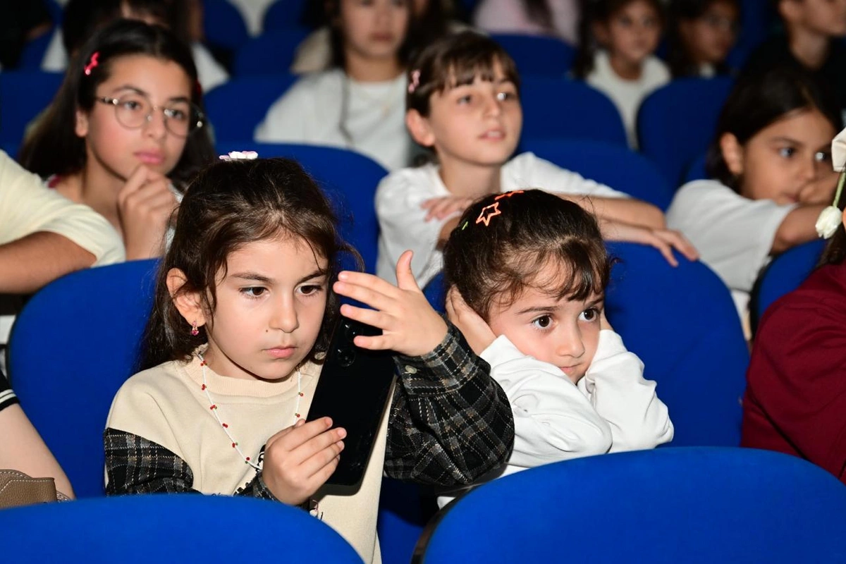 Füzuli teatrı Şəhər Günündə "Tıq-tıq xanım" tamaşası ilə uşaqları sevindirib- FOTOLAR