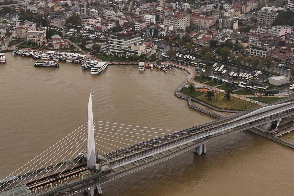 İstanbul boğazı qəhvəyi rəngə boyandı – FOTOLAR