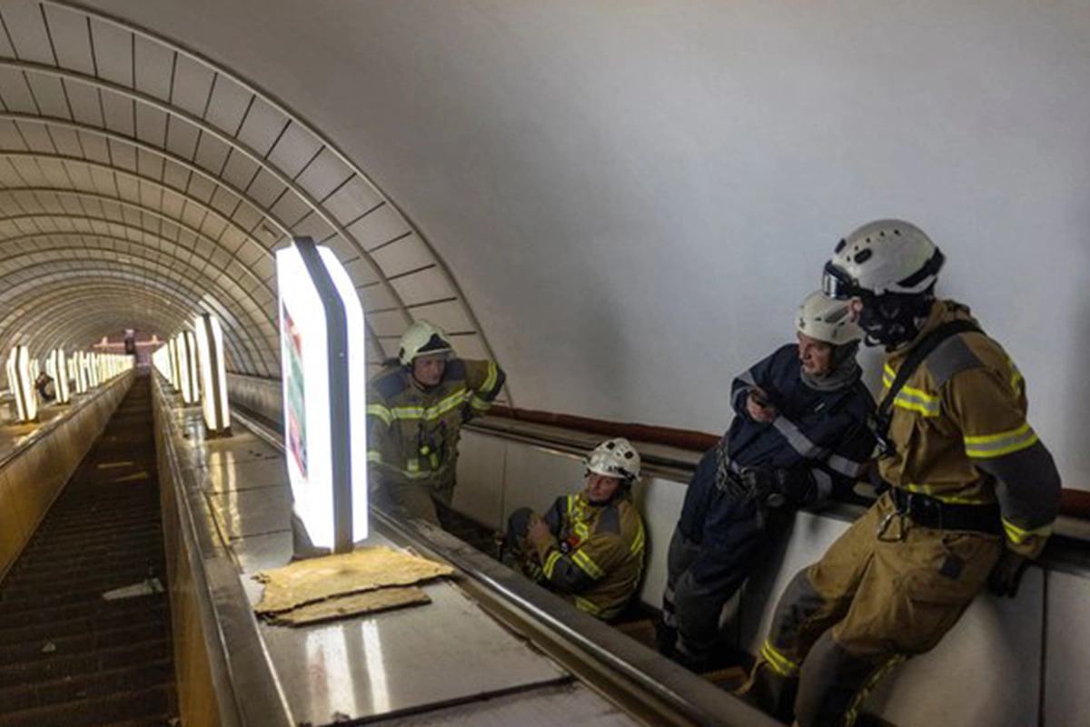 Kiyevdə yarımstansiyaya zərbə endirildi - Metro fəaliyyətini dayandırdı