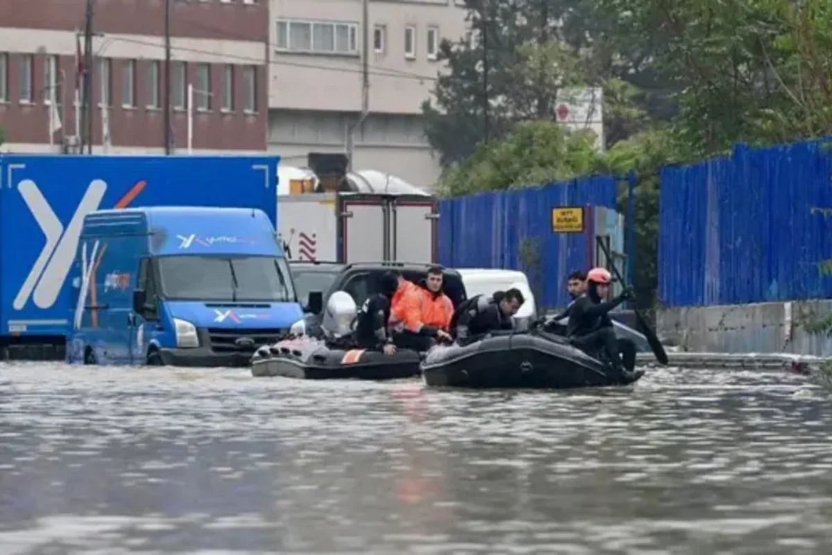 İstanbulda aramsız yağışdan yaranan seldə ölənlərin sayı 5 nəfərə çatıb, itkin düşənlər var