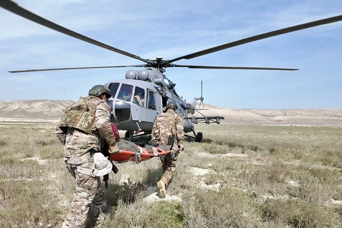 Hərbi təlimdə şərti qəzaya uğrayan pilot xilas edildi — FOTOLAR