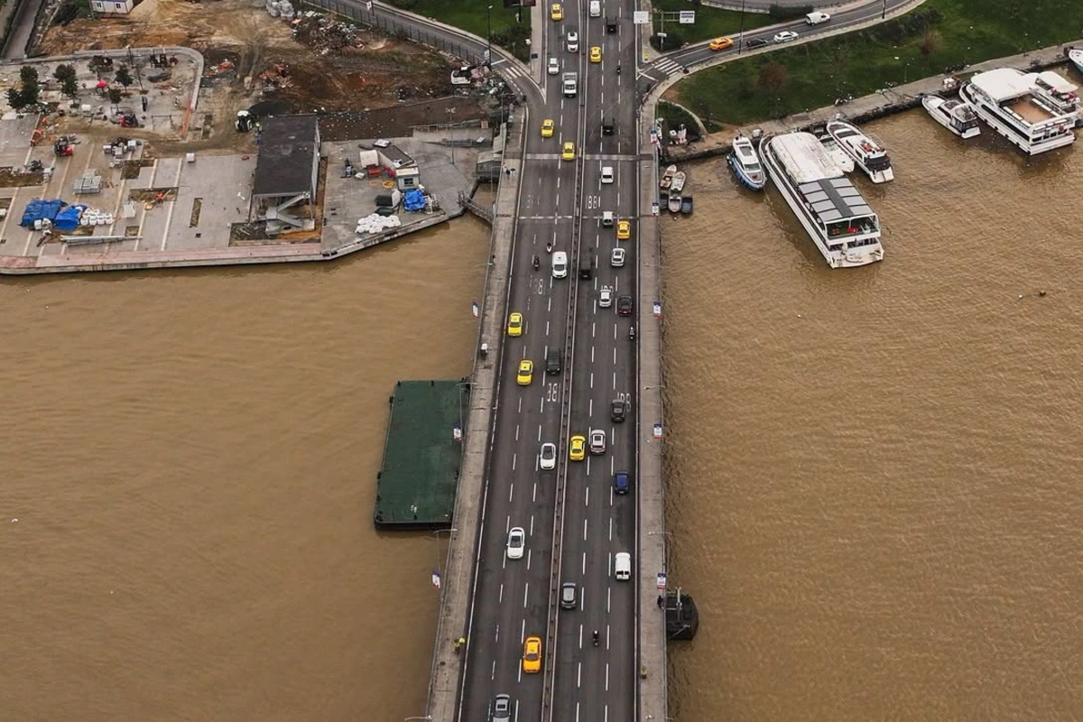 İstanbul boğazı qəhvəyi rəngə boyandı – FOTOLAR