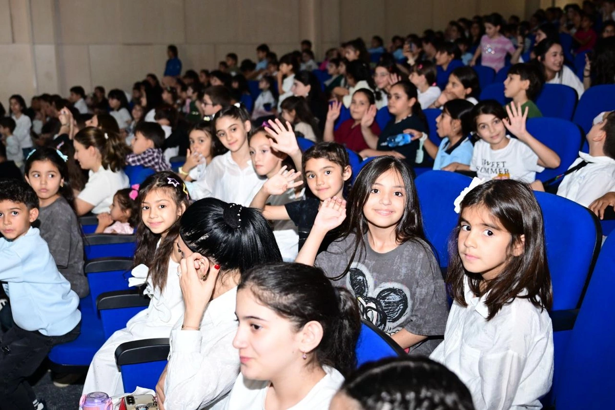 Füzuli teatrı Şəhər Günündə Tıq-tıq xanım tamaşası ilə uşaqları sevindirib- FOTOLAR