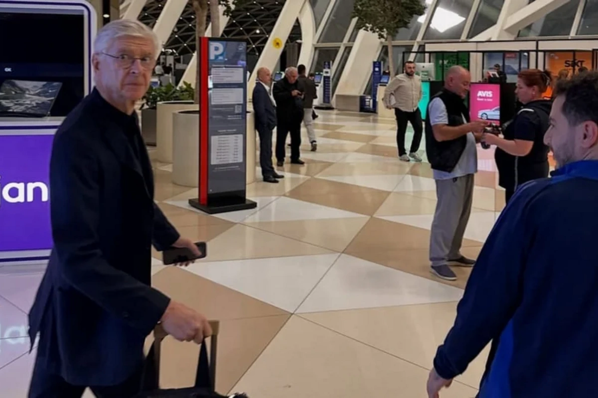 Arsen Venger Bakıya gəlib - FOTO