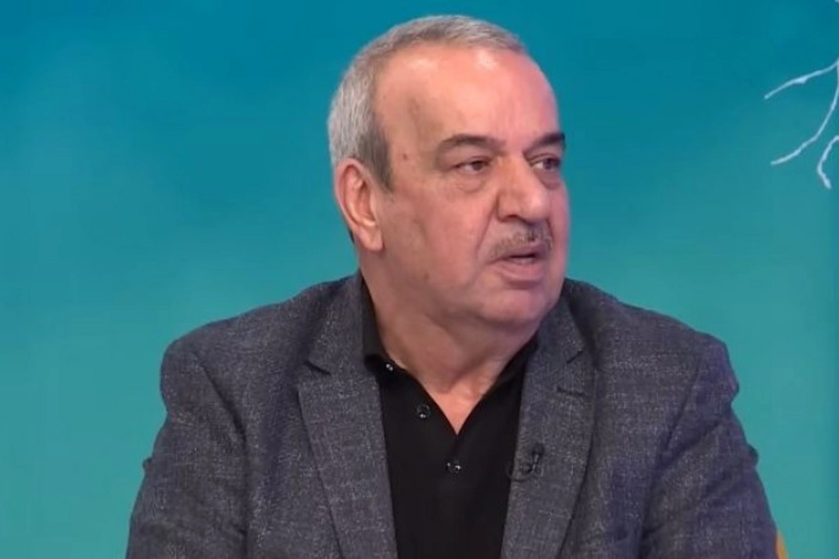 Yasda oturub gülməli söhbət edir, başqasanın nömrəsini istəyirlər