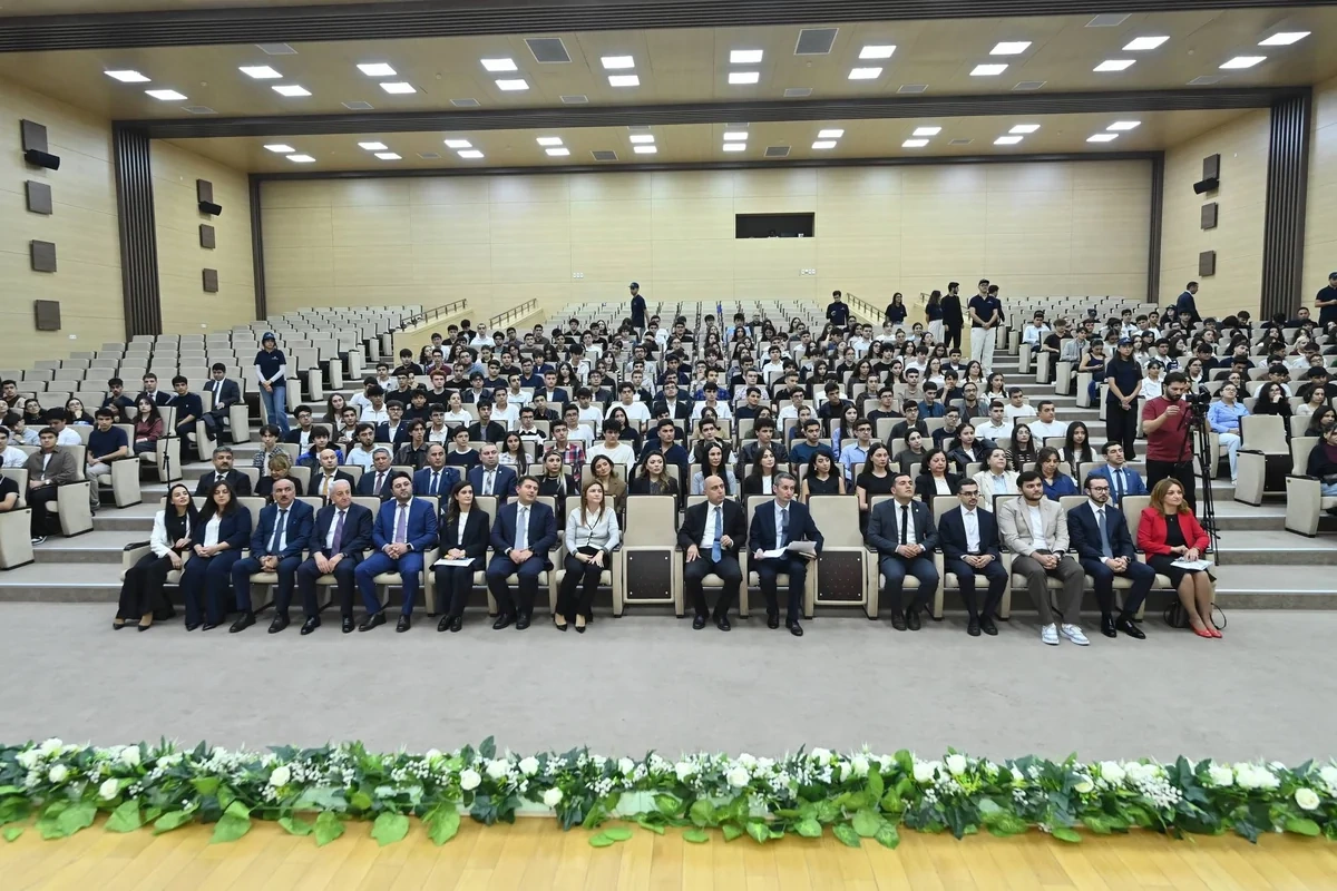 Emin Əmrullayev SABAH proqramının tələbələri ilə görüşüb - FOTOLAR