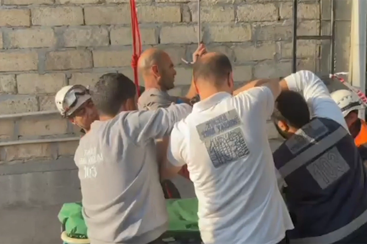 Sumqayıtda tikilidə təmir işləri aparan şəxs xəsarət alıb