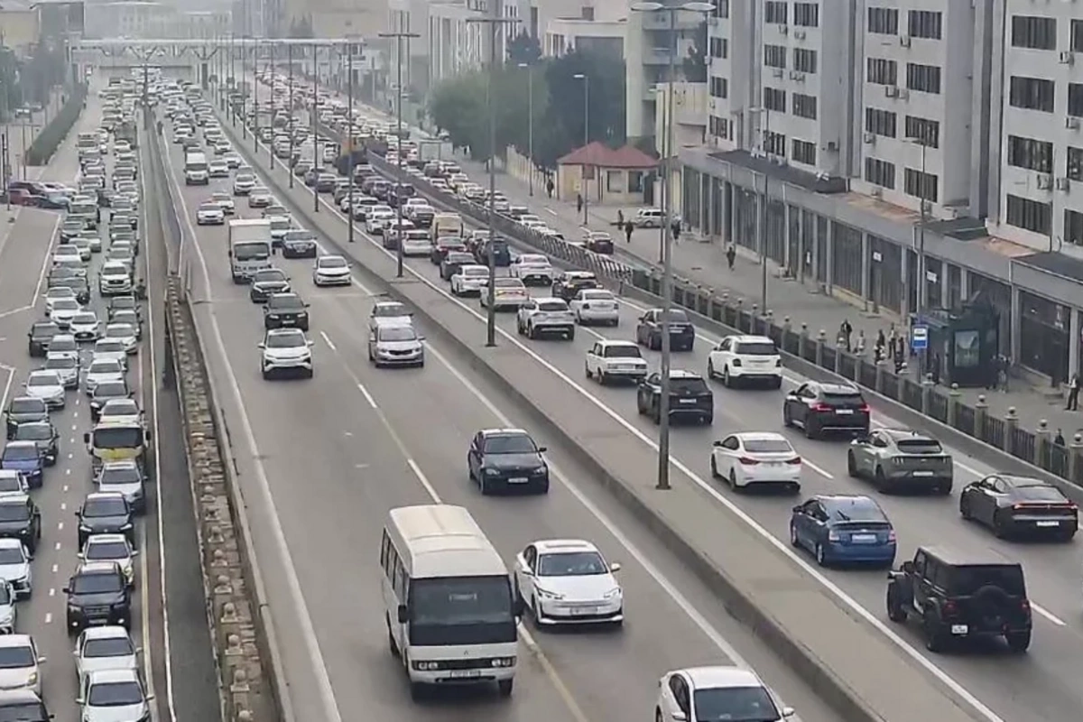 Bakının bəzi yollarında nəqliyyatın sıxlığı yaranıb