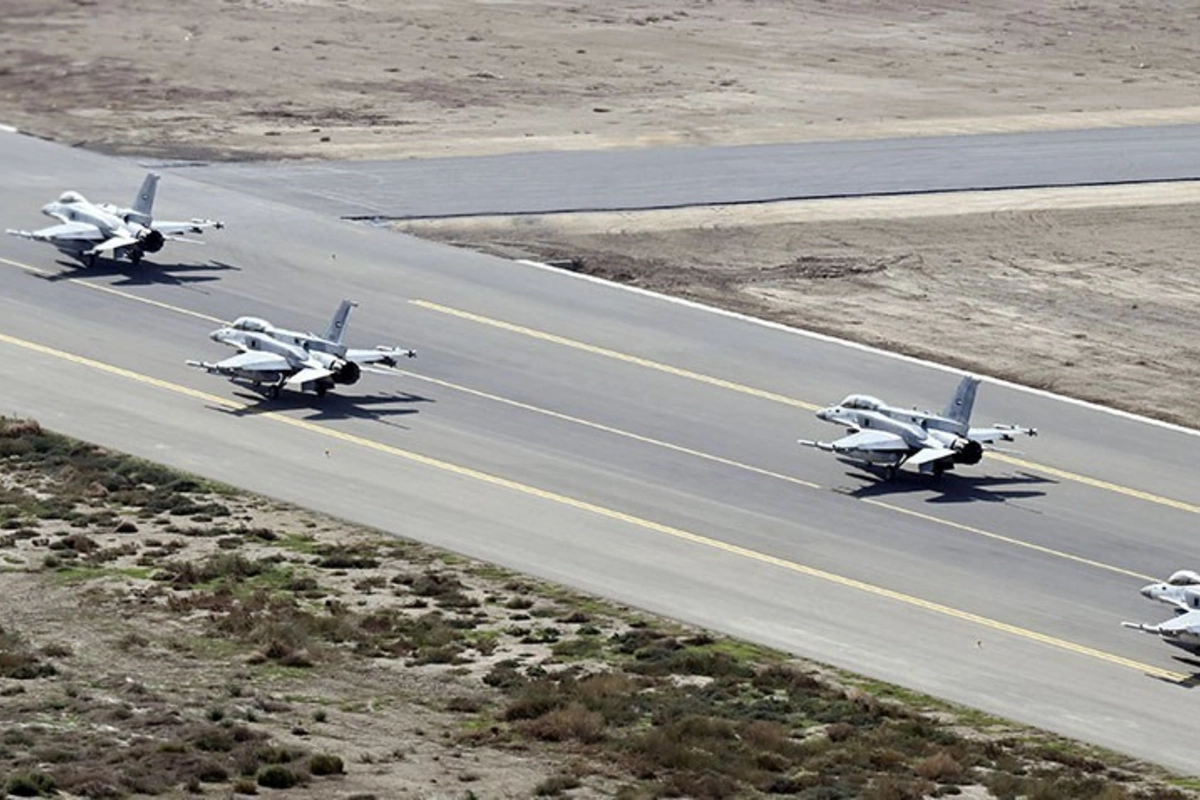 Hərbi təlimdə şərti qəzaya uğrayan pilot xilas edildi — FOTOLAR