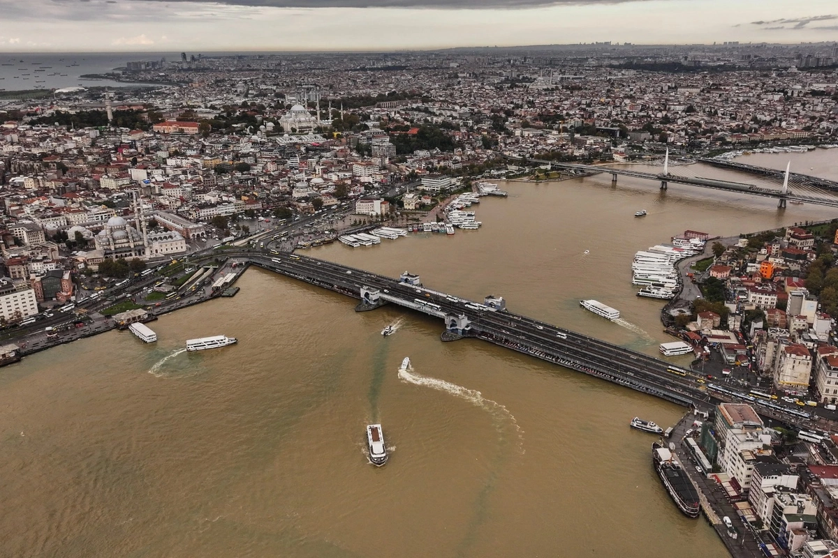 İstanbul boğazı qəhvəyi rəngə boyandı – FOTOLAR