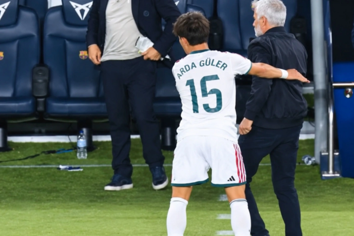 Arda Gülər Mourinyoya müdaxilə etdi - Məşqçi az qala yerə yıxılırdı (FOTOLAR)