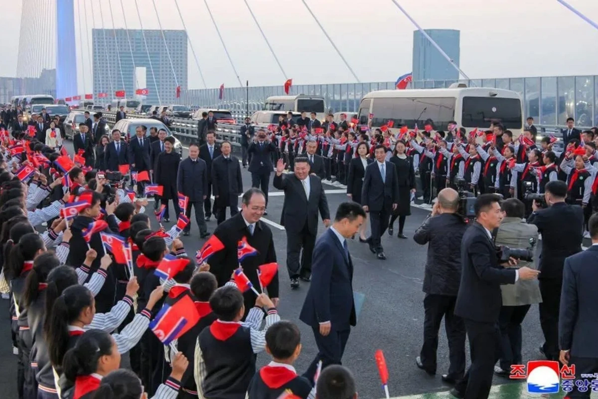 Kim Çen In Çindən Şimali Koreyaya yeni körpü ilə qayıtdı