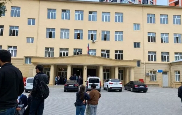 Məktəbdə pəncərədən yıxılan şagirdin anası da faciəvi şəkildə ölüb - FOTOLAR