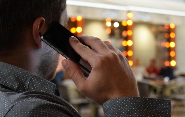 Bakıda telefonla ucadan danışan şəxs 1200 manat cərimələndi — Səbəb