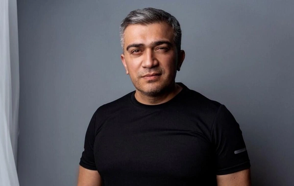 Görmüşəm ki, xanım sənətçini qolundan tutub səhnədən aşağı endiriblər