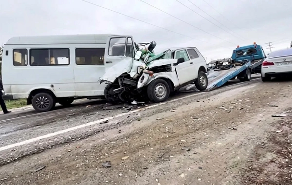 Ağcabədidə mikroavtobusla Niva toqquşdu: Xəsarət alanların vəziyyəti açıqlandı