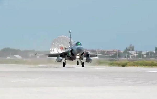 Azərbaycan və BƏƏ hərbi pilotları birgə təlimdə döyüş tapşırıqlarını dəqiqliklə yerinə yetiriblər - VİDEO
