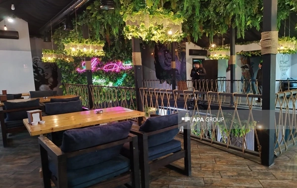 Əhmədlidə restoranda qətlin törədilməsində ittiham olunan 2 nəfər məhkəməyə çıxarılır