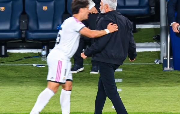 Arda Gülər Mourinyoya müdaxilə etdi - Məşqçi az qala yerə yıxılırdı (FOTOLAR)