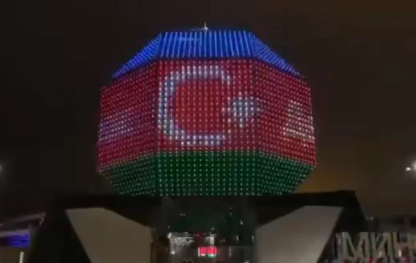 Belarus Milli Kitabxanasının binası Azərbaycan bayrağının rəngləri ilə işıqlandırılıb - VİDEO