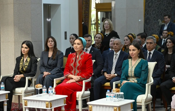Leyla Əliyeva Aşqabadda Milli Türkmən Xalçası Muzeyində olub - FOTOLAR