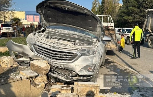 Sumqayıtda qəzada 3 nəfər xəsarət aldı - Maşın yandı