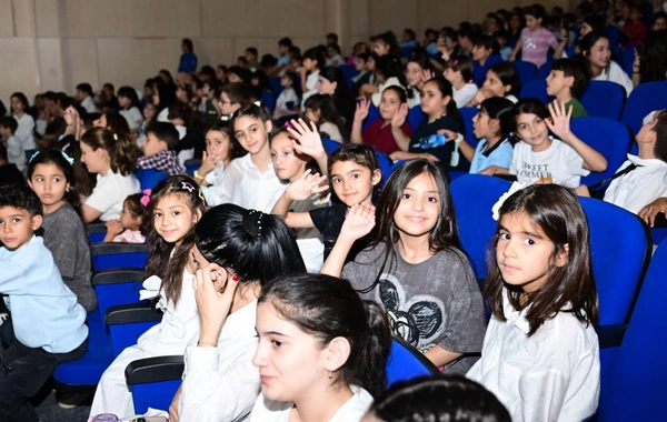 Füzuli teatrı Şəhər Günündə Tıq-tıq xanım tamaşası ilə uşaqları sevindirib- FOTOLAR