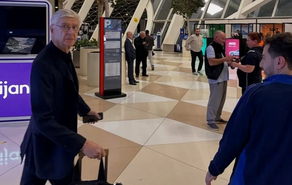 Arsen Venger Bakıya gəlib - FOTO