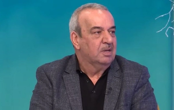 Yasda oturub gülməli söhbət edir, başqasanın nömrəsini istəyirlər
